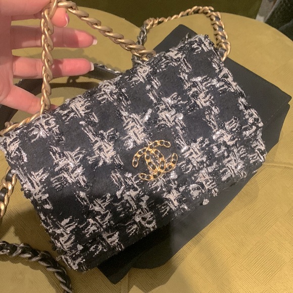 CHANEL - TWEED 19 FLAP BAG - smallest size - Picture 4 of 11